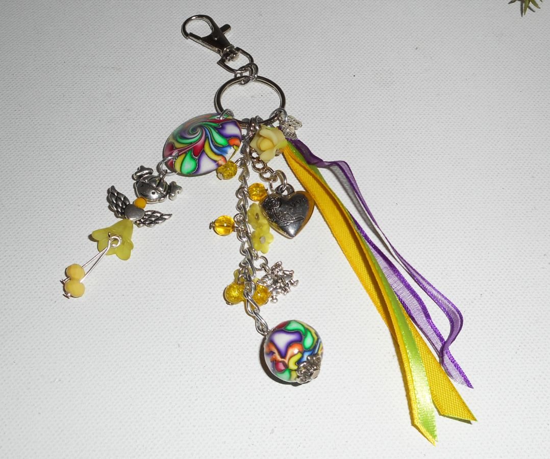 Accessoires de mode : Porte clés/Bijoux de sac poupée jaune avec perles et  rubans multicolores